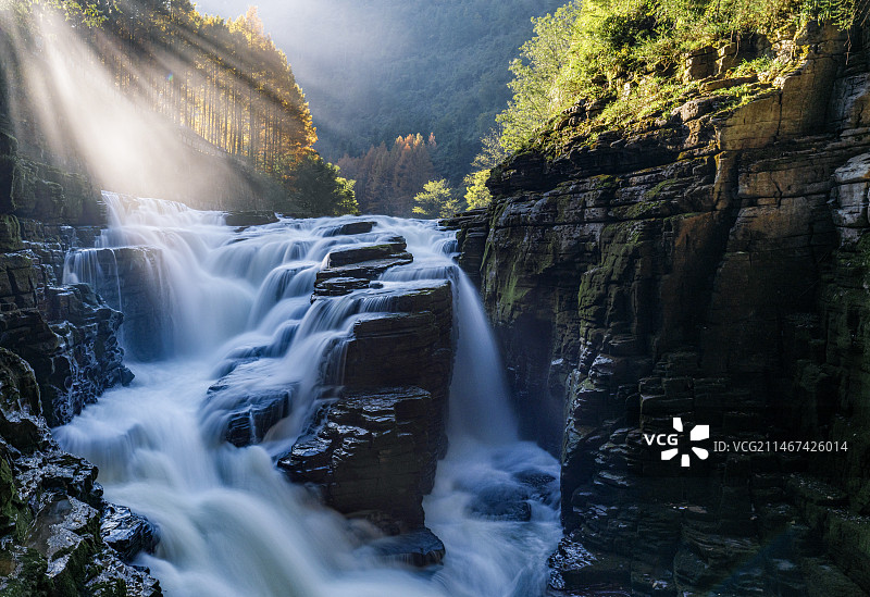 腾龙飞瀑（湖北利川腾龙洞秋色浓浓，景色迷人）图片素材