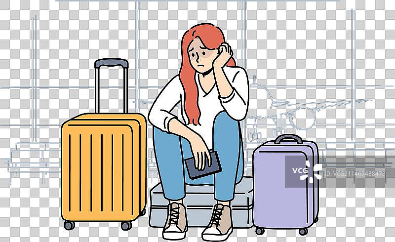 沮丧的女乘客坐在行李旁图片素材