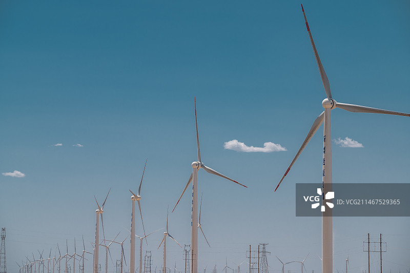 新疆戈壁滩上的风力发电图片素材