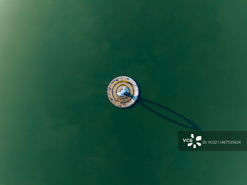 上海临港 滴水湖湖心雕塑 《水滴》 滴水之心图片素材