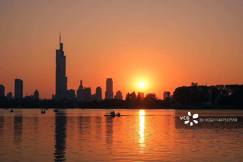 落日寄来温柔的橘粉色海洋图片素材