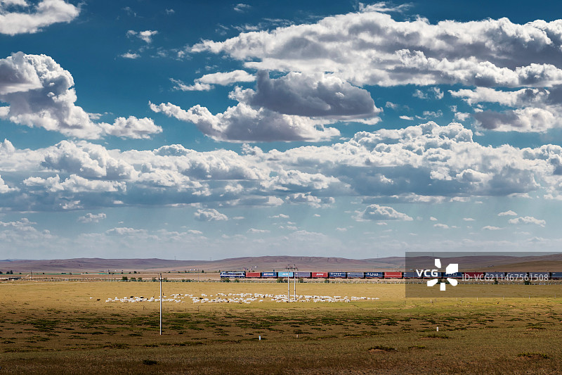 中欧班列行驶在内蒙的辽阔大地图片素材