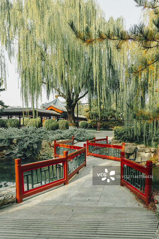 水榭小溪中式古建红色护栏石材桥公园园林柳树图片素材