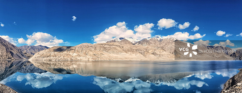 慕士塔格峰下的喀拉库里湖图片素材