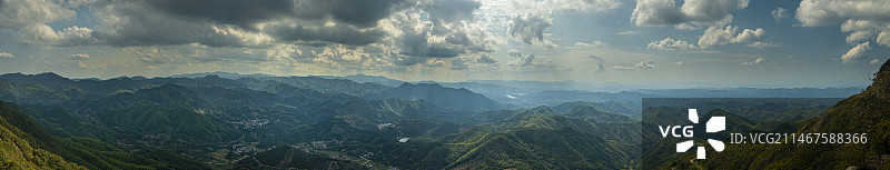 雨过天晴的群山图片素材