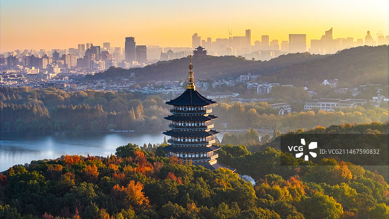 2023.11.22晨曦中航拍杭州西湖的雷峰塔。图片素材