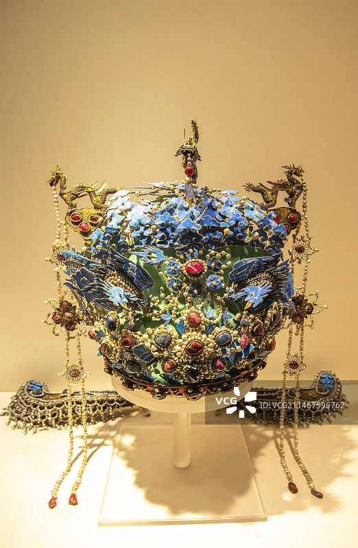 故宫珍宝馆--点翠嵌珍珠宝石金龙凤冠图片素材