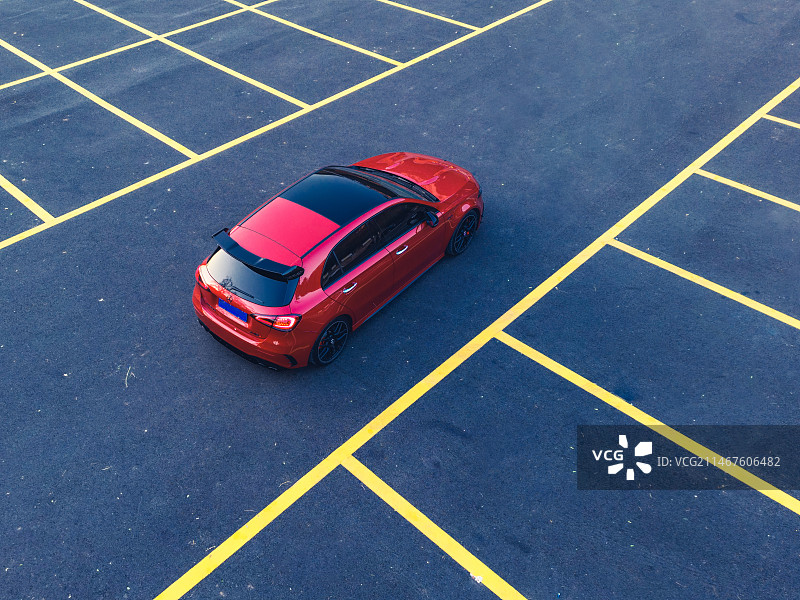 航拍红色汽车停在停车场里图片素材