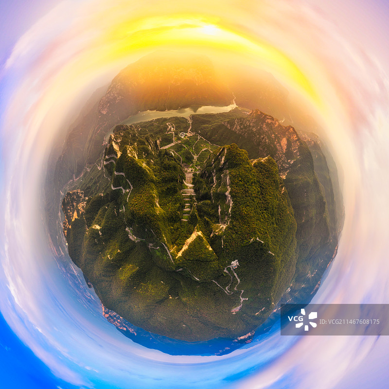 河南省焦作市云台山景区——叠彩洞（乌海线G207国道）夏季日落球小行星360度高空航拍图片素材