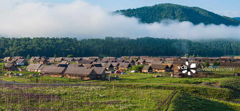 航拍夏天清晨的新疆禾木村风景图片素材