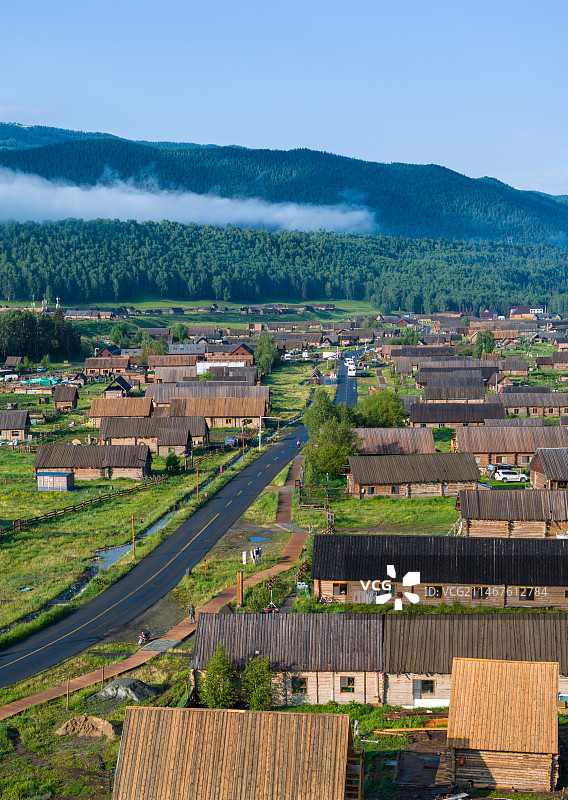 航拍夏天清晨的新疆禾木村风景图片素材