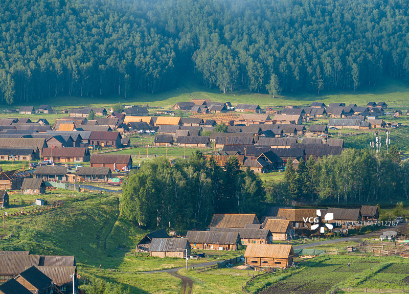 航拍夏天的新疆禾木村风景图片素材
