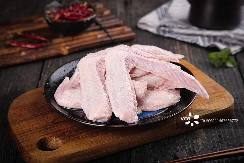 盘里装着生鸭翅图片素材