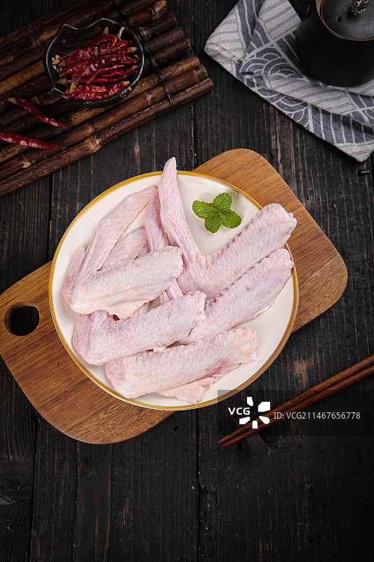 盘里装着生鸭翅图片素材