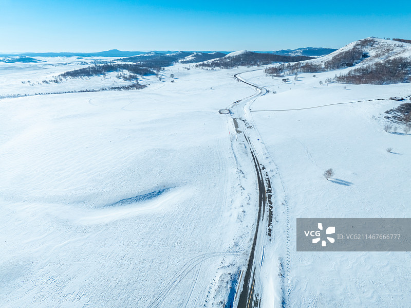 航拍雪地上的道路图片素材