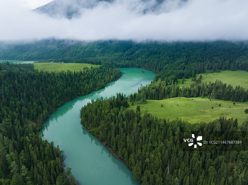 航拍夏季新疆喀纳斯月亮湾风景图片素材
