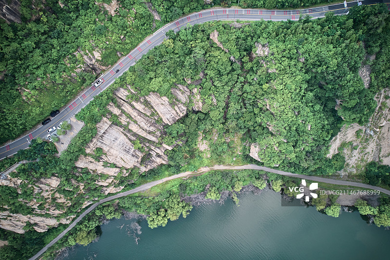 北京密云白河峡谷中的壁挂公路图片素材