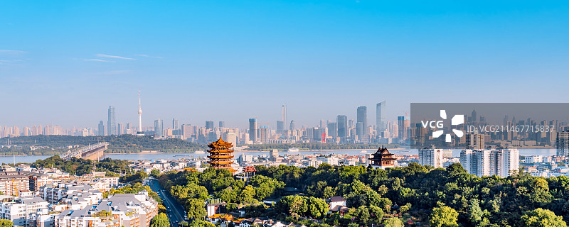 中国湖北武汉长江大桥和黄鹤楼高角度风光远景图片素材