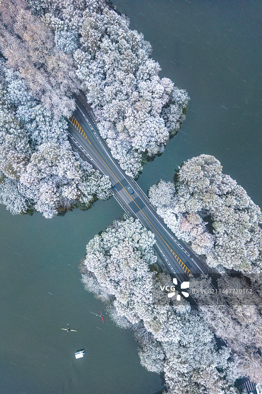 杭州西湖杨公堤隐秀桥雪景航拍图片素材