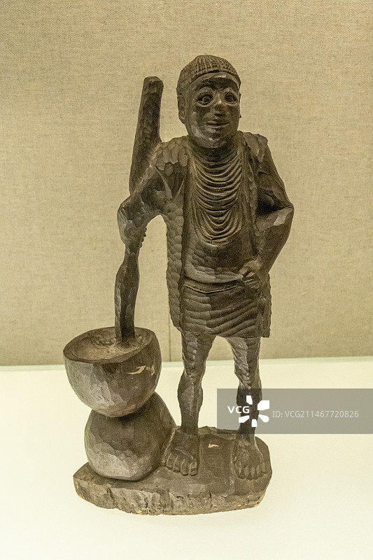 上海市博物馆少数民族工艺馆：高山族木雕舂米人像（20世纪上半叶，台湾）图片素材