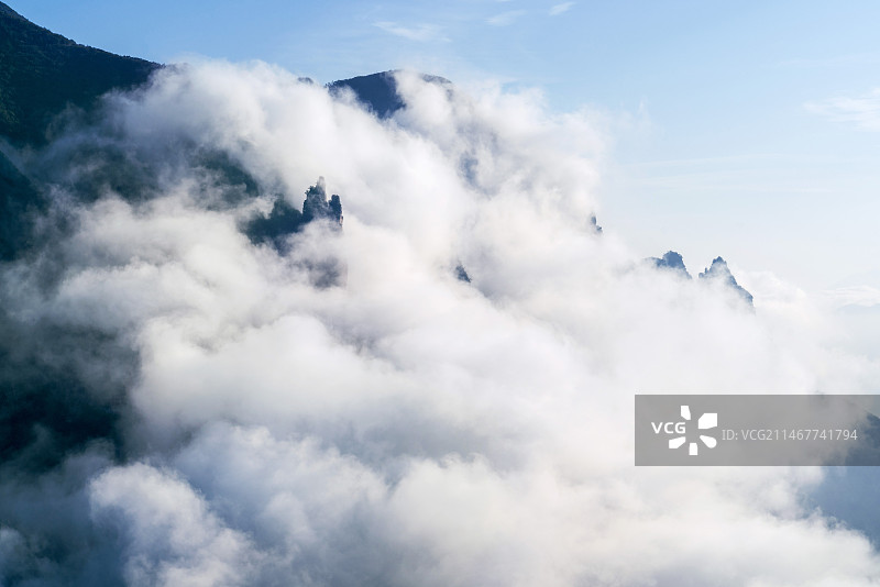 云雾缭绕的巫山神女峰图片素材