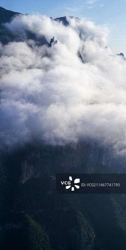云雾缭绕的巫山神女峰图片素材