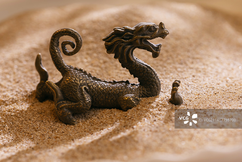 一条铜龙卧于沙中特写,龙年,传统文化图片素材