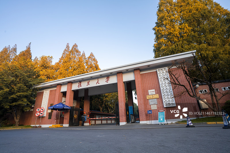 上海杨浦区复旦大学邯郸小区秋天校门图片素材