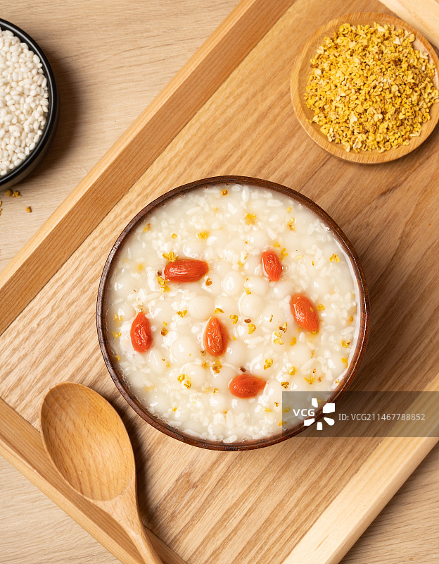 木碗里的桂花酒酿圆子图片素材