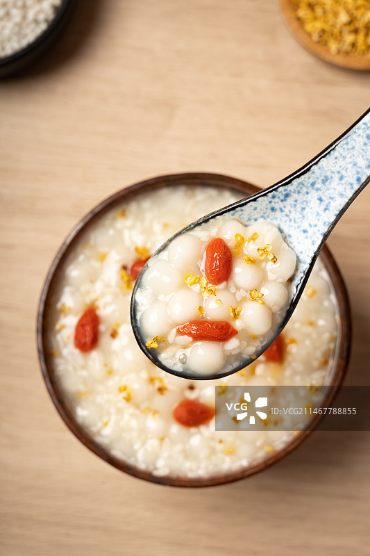 木碗里的桂花酒酿圆子图片素材