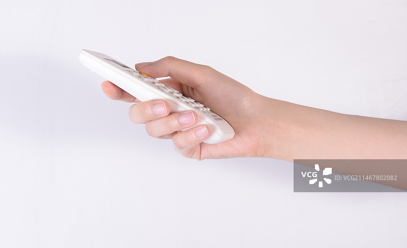 手拿空调遥控器图片素材