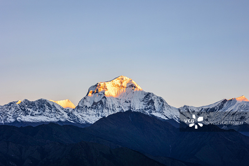 鱼尾峰雪山蓝天白云日出日照金山山峰图片素材