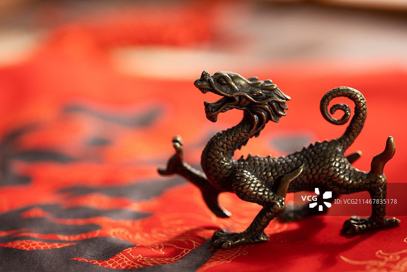 桌上的龙字与铜龙摆件,传统文化图片素材