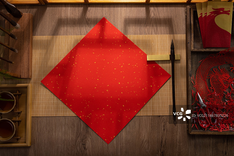 桌上的空白红色宣纸与毛笔图片素材