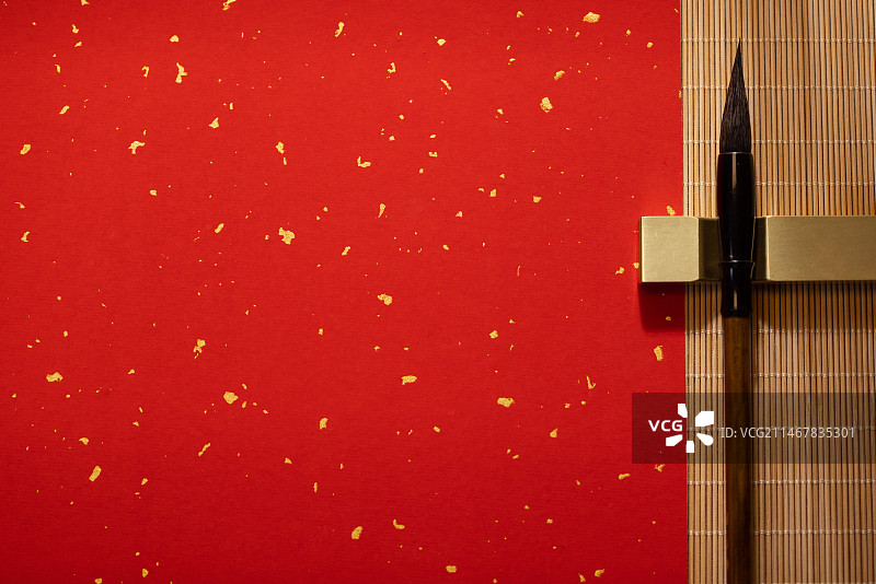 桌上的红色空白宣纸与毛笔特写图片素材