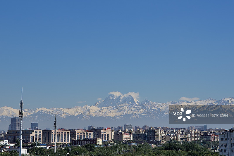雪山下的城市图片素材