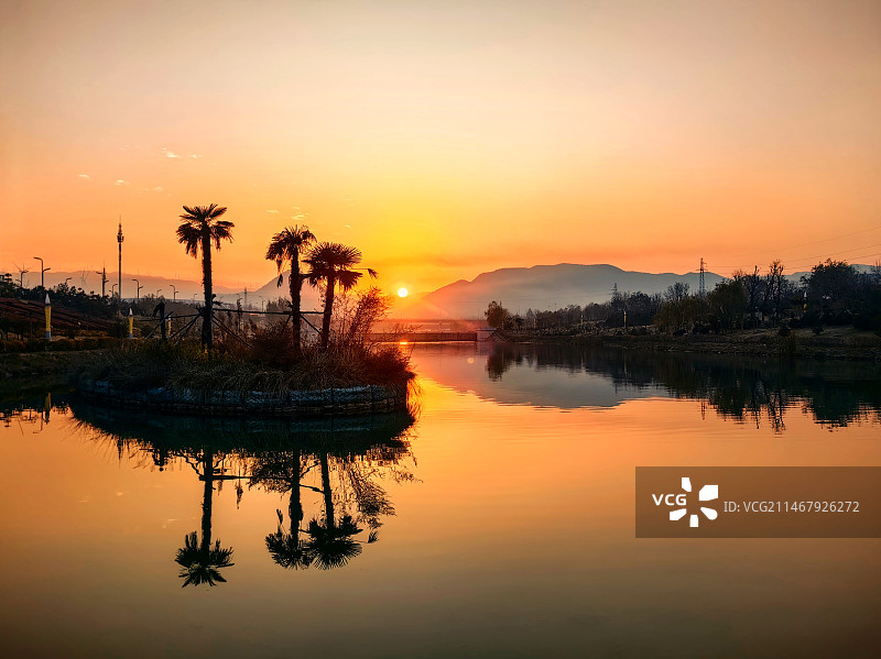 冬日暖阳之湖心岛图片素材