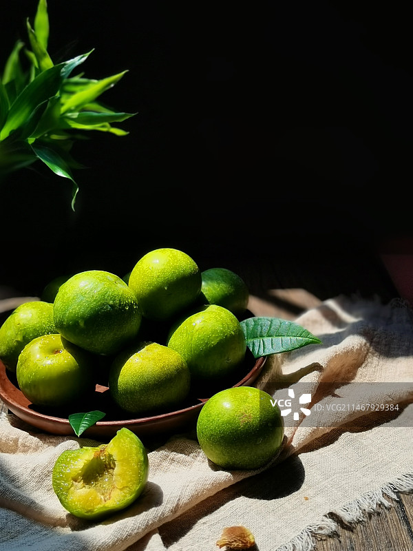 桌上李子的高角度视图图片素材