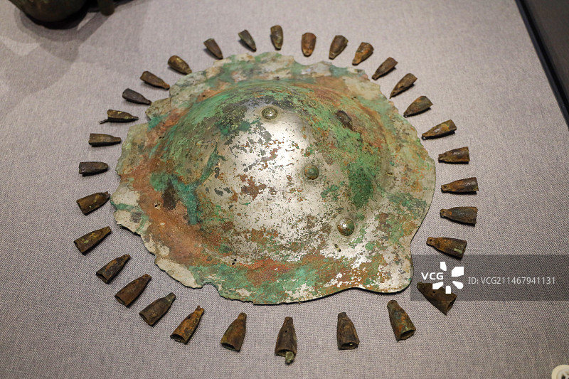 云南省昆明市博物馆馆藏汉代执伞铜跪俑及伞盖图片素材