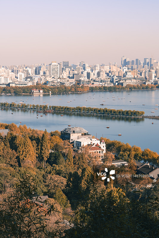 宝石山俯瞰杭州西湖北山街与白堤秋色图片素材