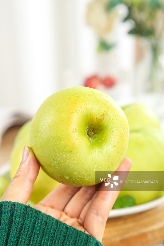 浅底上的瑞雪苹果图片素材