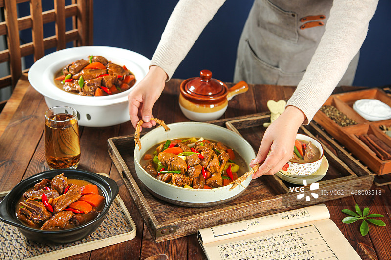 深底上的铁锅炖大鹅图片素材