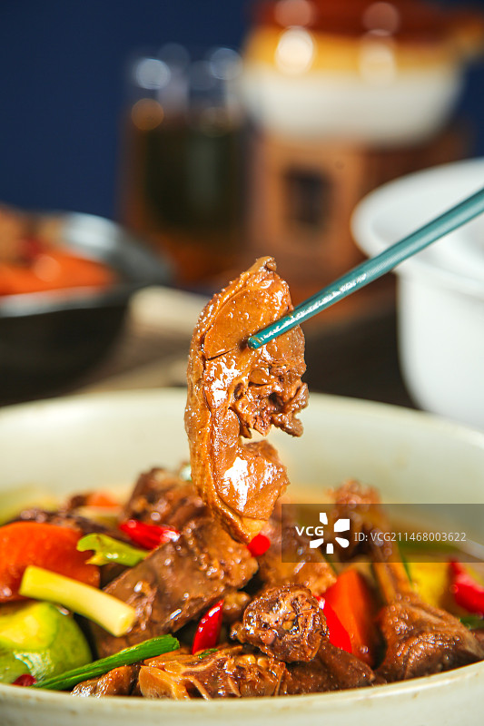 深底上的铁锅炖大鹅图片素材