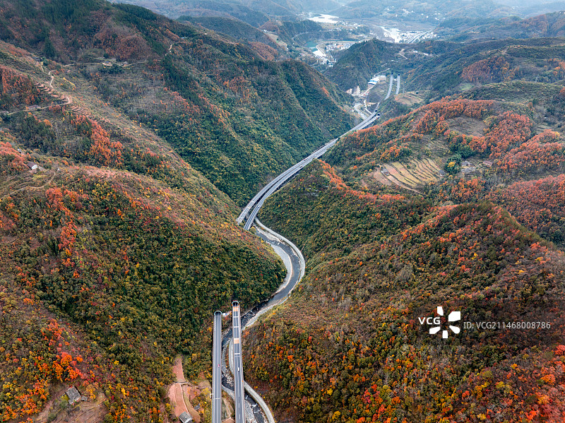 穿越柞水县的一段西康高速公路图片素材