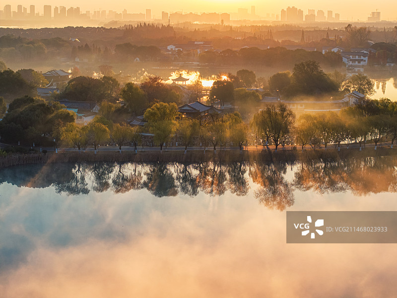 苏州常熟尚湖秋天清晨水面薄雾风景航拍图片素材