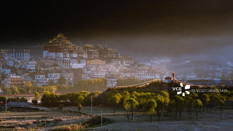 松赞林寺晨曦图片素材