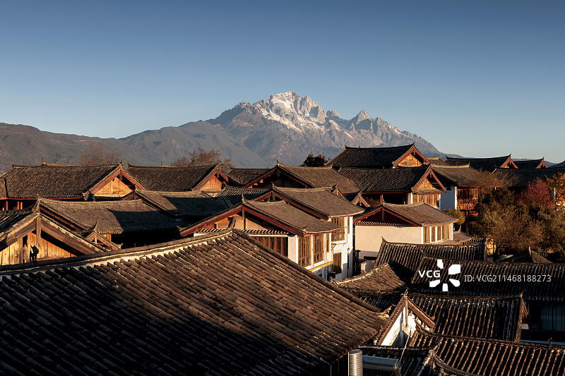 云南丽江古城和玉龙雪山日照金山图片素材