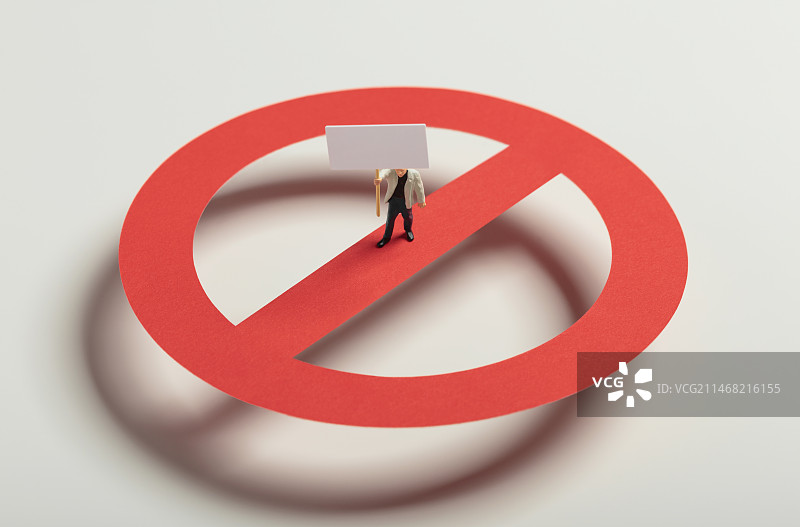 微缩创意站在禁止符号上举着空白牌子的小人图片素材