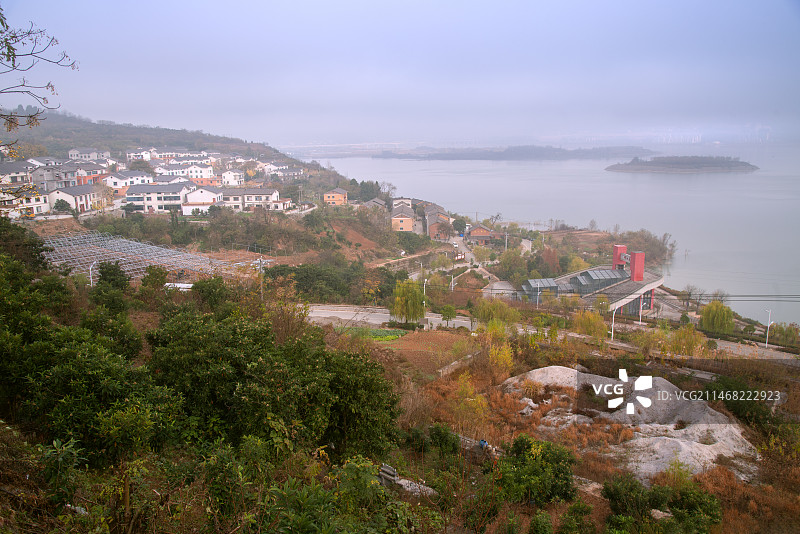 郧阳区汉江边山前村的清晨图片素材