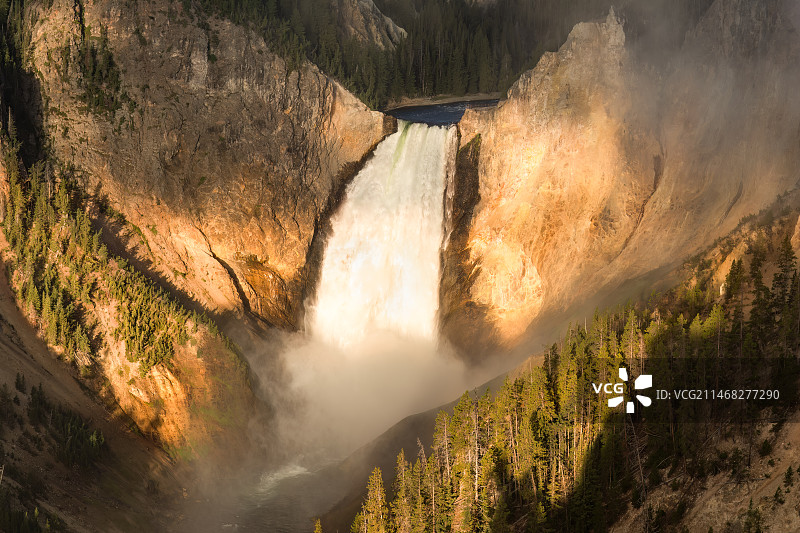 日出时的黄石峡谷瀑布图片素材